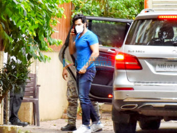 Photos: Varun Dhawan snapped in Juhu
