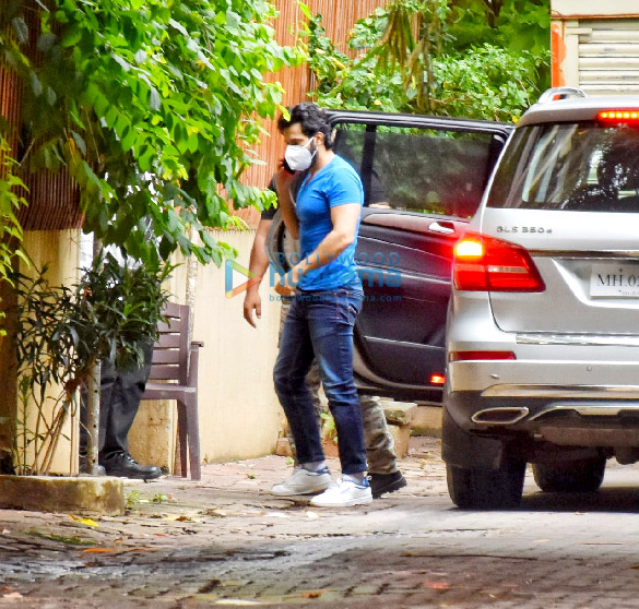 photos varun dhawan snapped in juhu 2 3