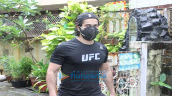 Photos: Varun Dhawan spotted in Bandra