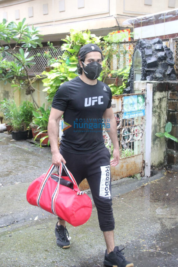 Photos: Varun Dhawan spotted in Bandra Photos: Varun Dhawan spotted in Bandra