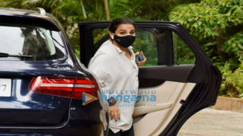 Photos: Vidya Balan snapped in Juhu
