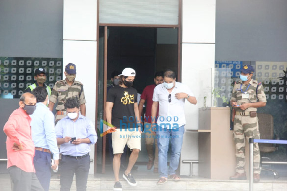 photos vijay deverakonda snapped at kalina airport 3