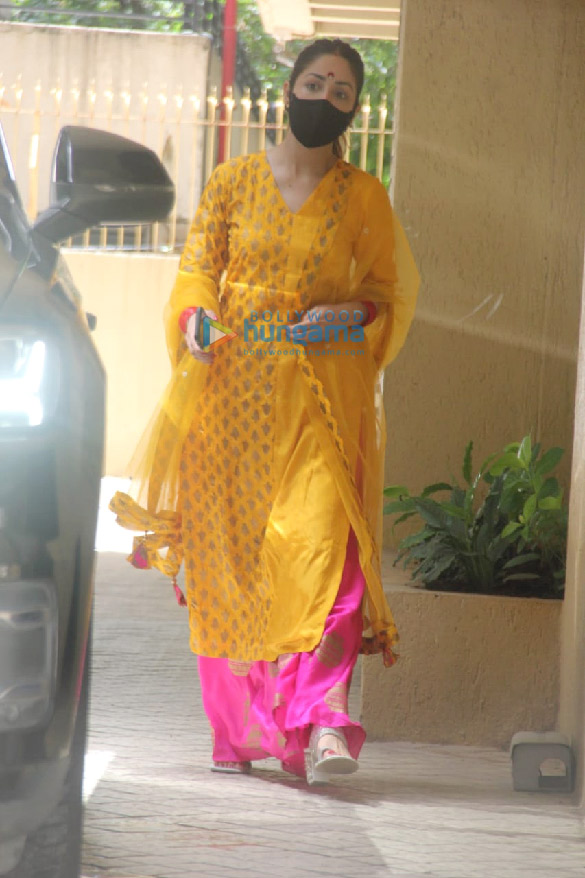 photos yami gautam spotted in bandra 1