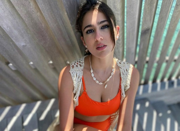 Sara Ali Khan enjoy swimming during golden hour, watch video Sara Ali Khan enjoy swimming during golden hour, watch video