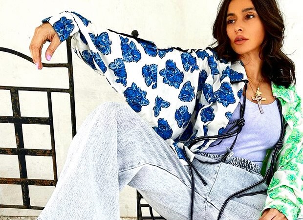 Shibani Dandekar pairs two-toned print oversized jacket with lilac top and washed denims