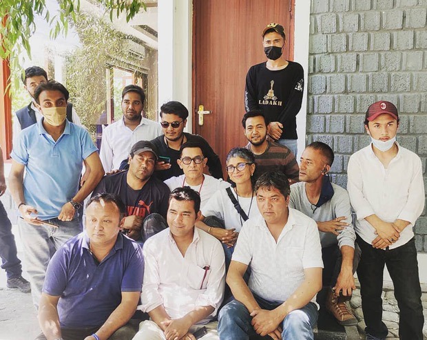 Aamir Khan and Kiran Rao pose together with a group of people on sets of Laal Singh Chaddha in Kargil