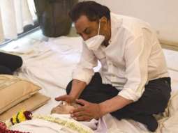 HEART-BREAKING: Dharmendra BREAKS DOWN at Dilip Kumar’s funeral: “Jannat naseeb ho Dilip saab ko”