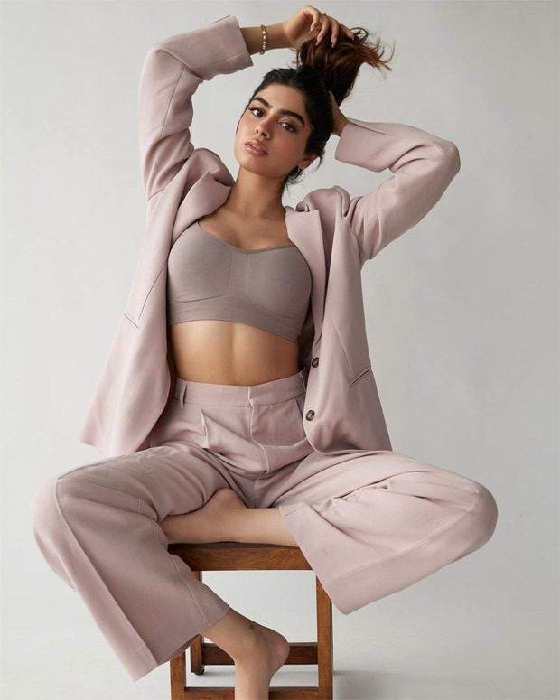 Khushi Kapoor aces power dressing in gorgeous monochrome pantsuit with nude bralette Khushi Kapoor aces power dressing in gorgeous monochrome pantsuit with nude bralette