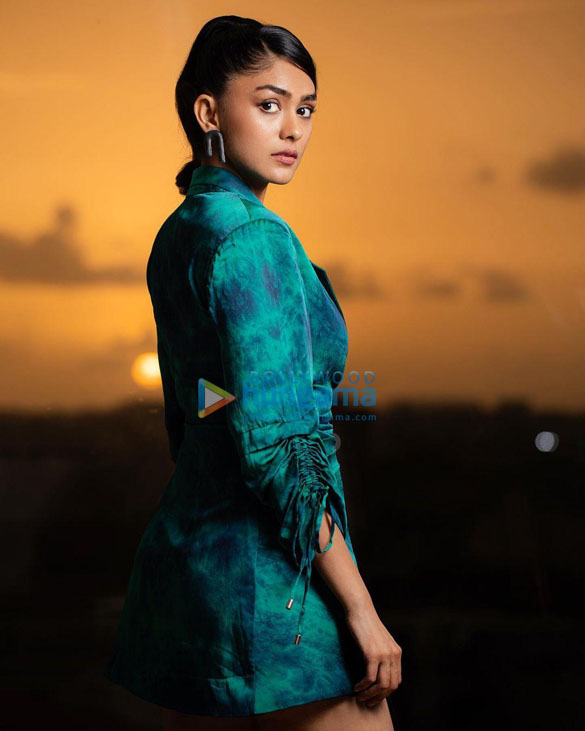 mrunal thakur 1 8