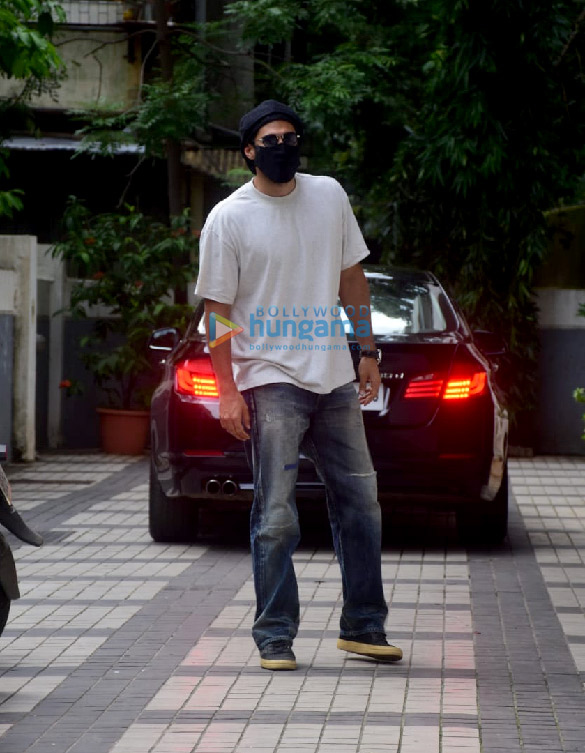 photos aditya roy kapur spotted at a clinic in khar 4