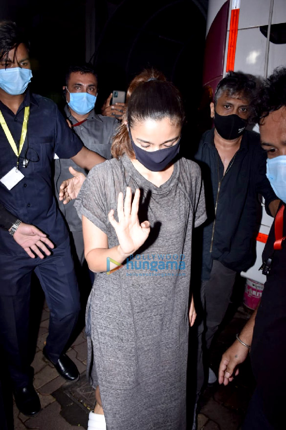 photos alia bhatt snapped post shoot in andheri 4