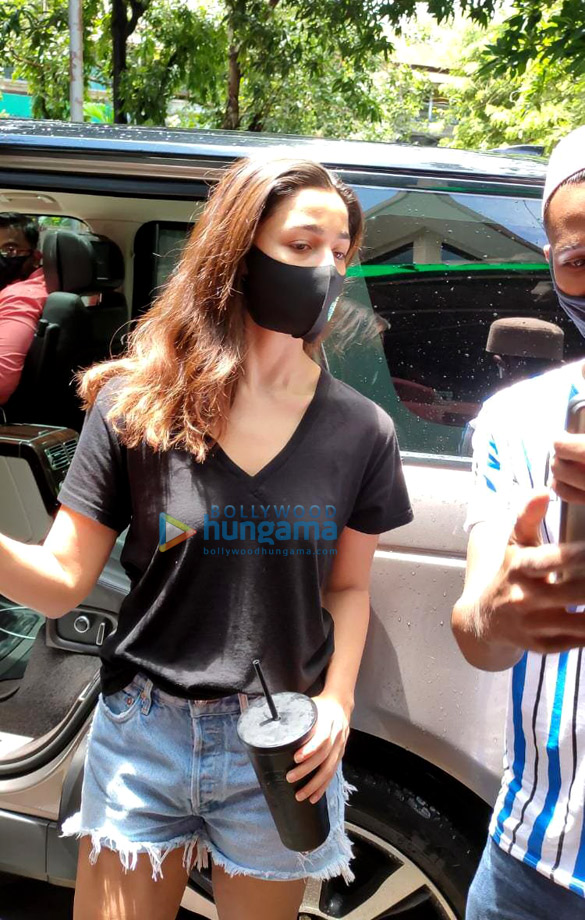 photos alia bhatt spotted at a dubbing studio 5