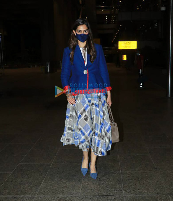 photos anil kapoor and sonam kapoor ahuja snapped at the airport 3