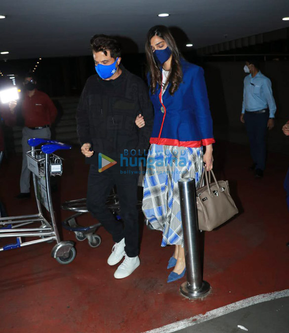 photos anil kapoor and sonam kapoor ahuja snapped at the airport 4