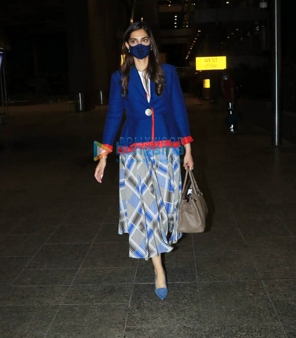 photos anil kapoor and sonam kapoor ahuja snapped at the airport 5