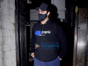 Photos: Arjun Kapoor snapped at a clinic in Juhu Photos: Arjun Kapoor snapped at a clinic in Juhu