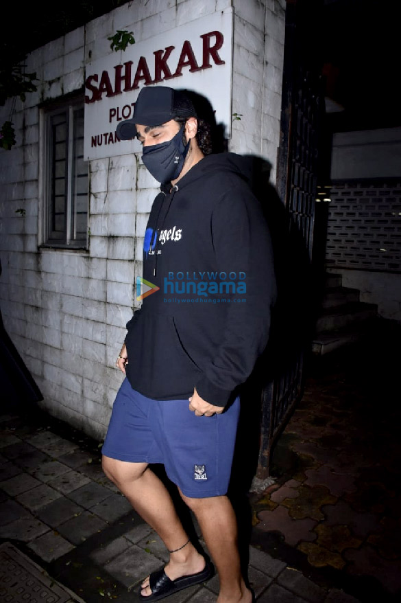 photos arjun kapoor snapped at a clinic in juhu 3 2