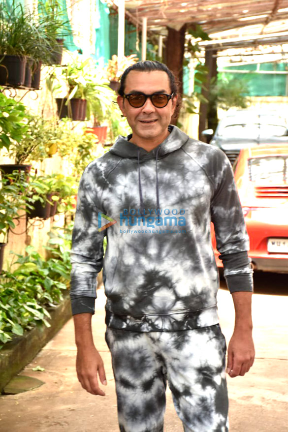 photos bobby deol snapped in juhu 3