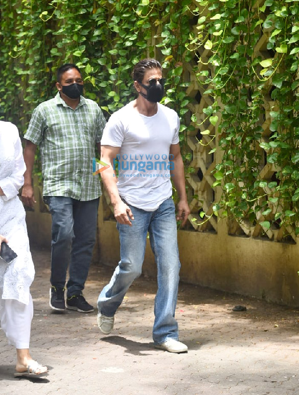 photos celebs arrives at dilip kumars residence to pay their last respects 1 4