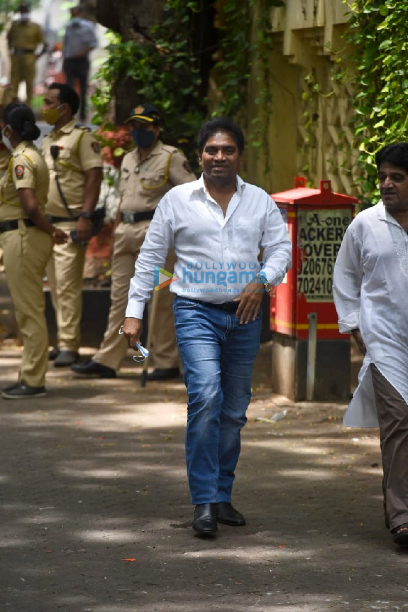 photos celebs arrives at dilip kumars residence to pay their last respects 1 7