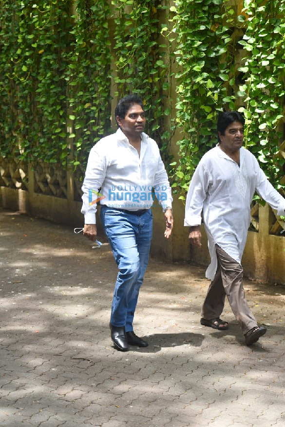 photos celebs arrives at dilip kumars residence to pay their last respects 2 3