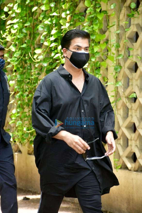 photos celebs arrives at dilip kumars residence to pay their last respects 4