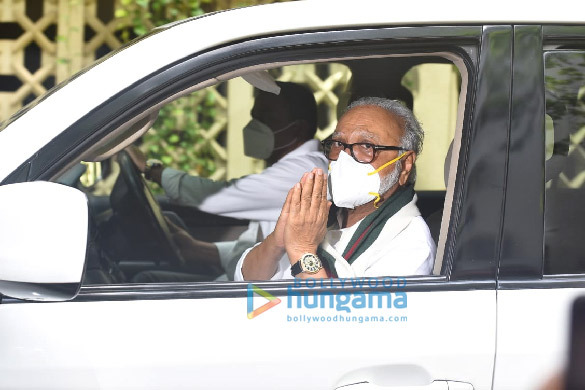 photos celebs arrives at dilip kumars residence to pay their last respects 6