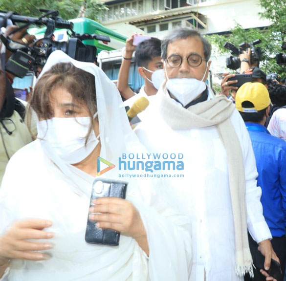 photos celebs snapped at last rites of dilip kumar 00033 2