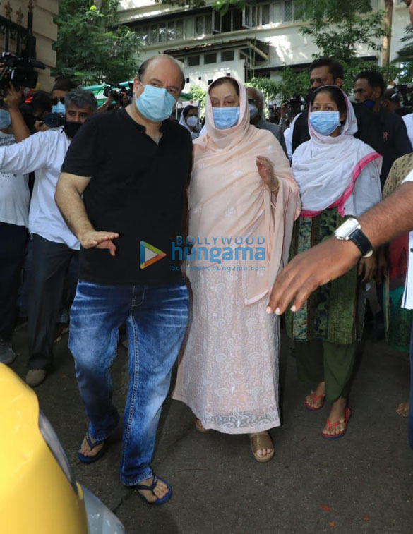 photos celebs snapped at last rites of dilip kumar 00033 3