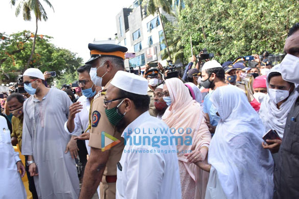 photos celebs snapped at last rites of dilip kumar 001 1
