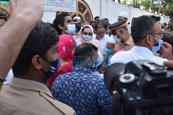 photos celebs snapped at last rites of dilip kumar 001 2