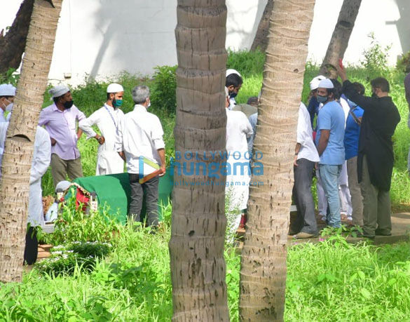 photos celebs snapped at last rites of dilip kumar 001 3