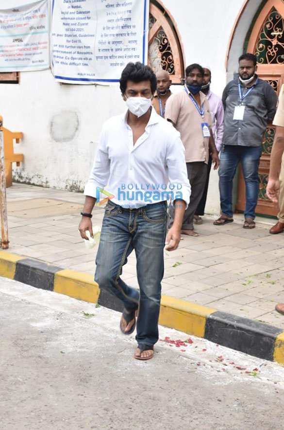 photos celebs snapped at last rites of dilip kumar 13564