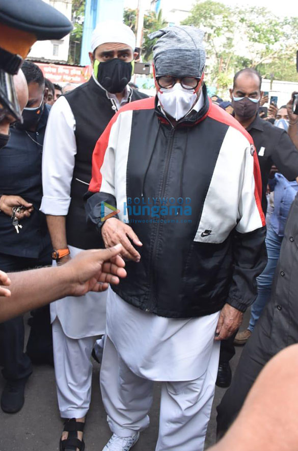 photos celebs snapped at last rites of dilip kumar more 2