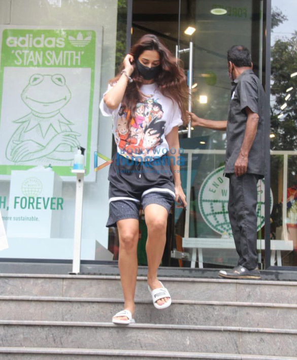 photos disha patani spotted in santacruz 1