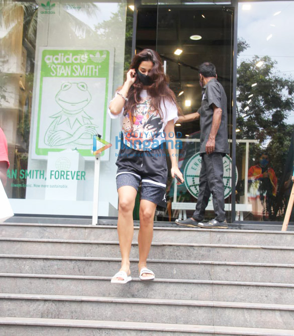 photos disha patani spotted in santacruz 2