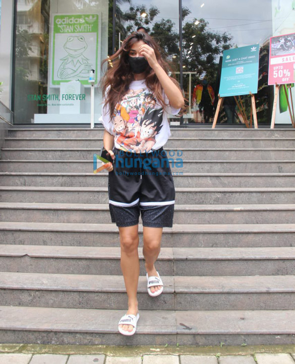 photos disha patani spotted in santacruz 5