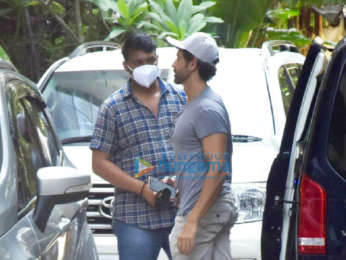 Photos: Hrithik Roshan snapped in Juhu