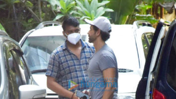 Photos: Hrithik Roshan snapped in Juhu