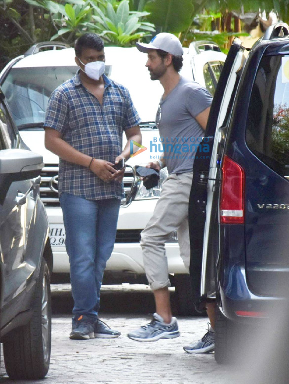 photos hrithik roshan snapped in juhu 2 3