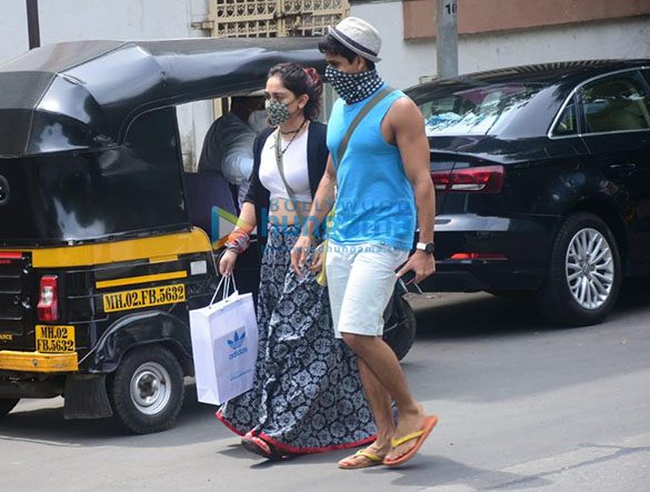 photos ira khan spotted in bandra with a friend 4