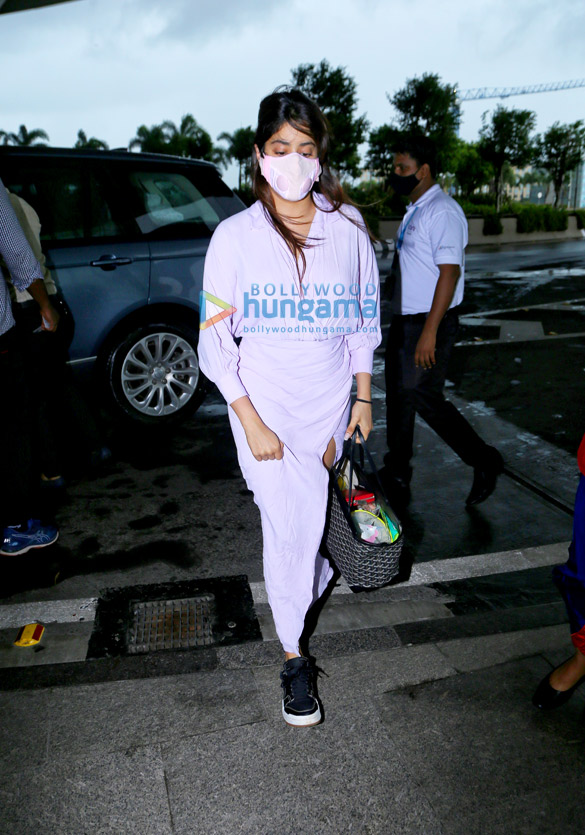 Photos: Janhvi Kapoor, Jacqueline Fernandez and others snapped at the airport Photos: Janhvi Kapoor, Jacqueline Fernandez and others snapped at the airport