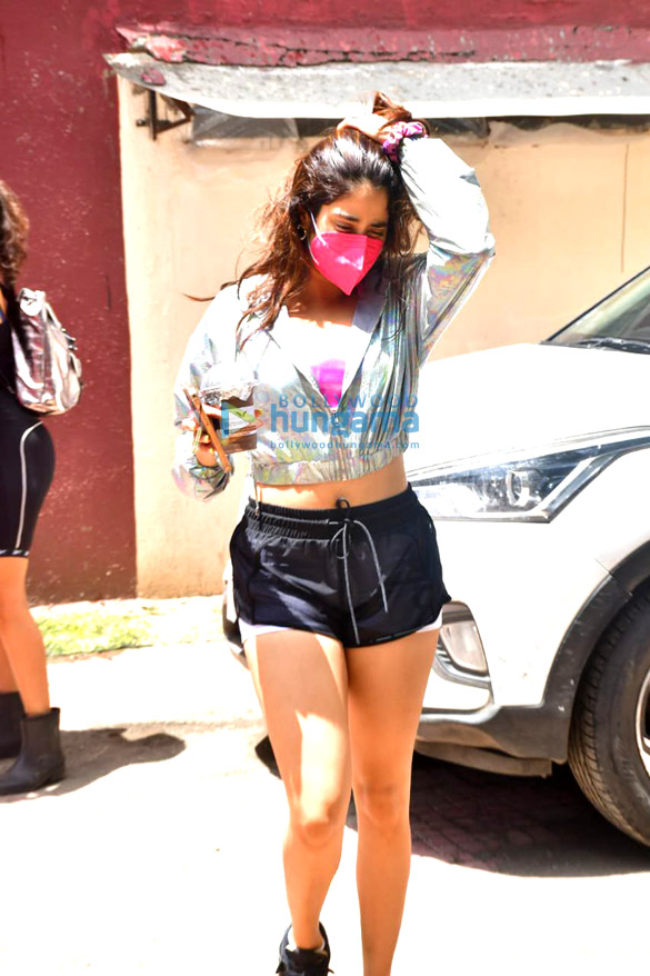 photos janhvi kapoor and sister khushi kapoor snapped outside the pilates gym in santacruz 4