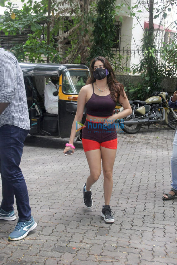 photos janhvi kapoor spotted at the gym in bandra 2 3