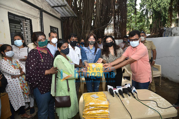 photos kajol dr aneel kashi murarka saniya saiyad anusha s iyer and vishvas mote distribute raincoats to bmc workers 1