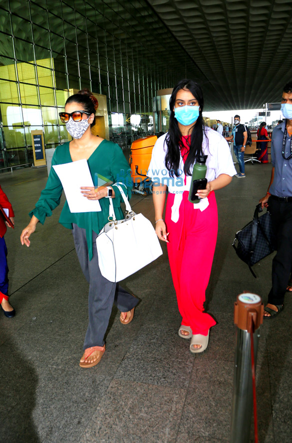 photos kajol and nysa snapped at the airport 3