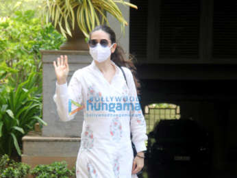 Photos: Kareena Kapoor Khan and Karisma Kapoor spotted in Bandra