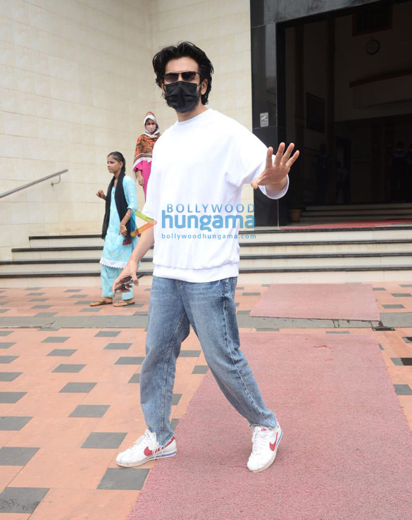 photos kartik aaryan and anees bazmee snapped at lokhandwala 4