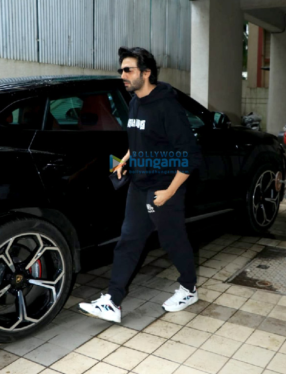 photos kartik aaryan snapped at rohit dhawans office in juhu 1 2
