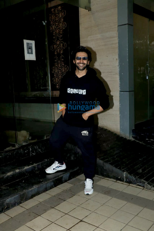 Photos: Kartik Aaryan snapped at Rohit Dhawan’s office in Juhu Photos: Kartik Aaryan snapped at Rohit Dhawan’s office in Juhu